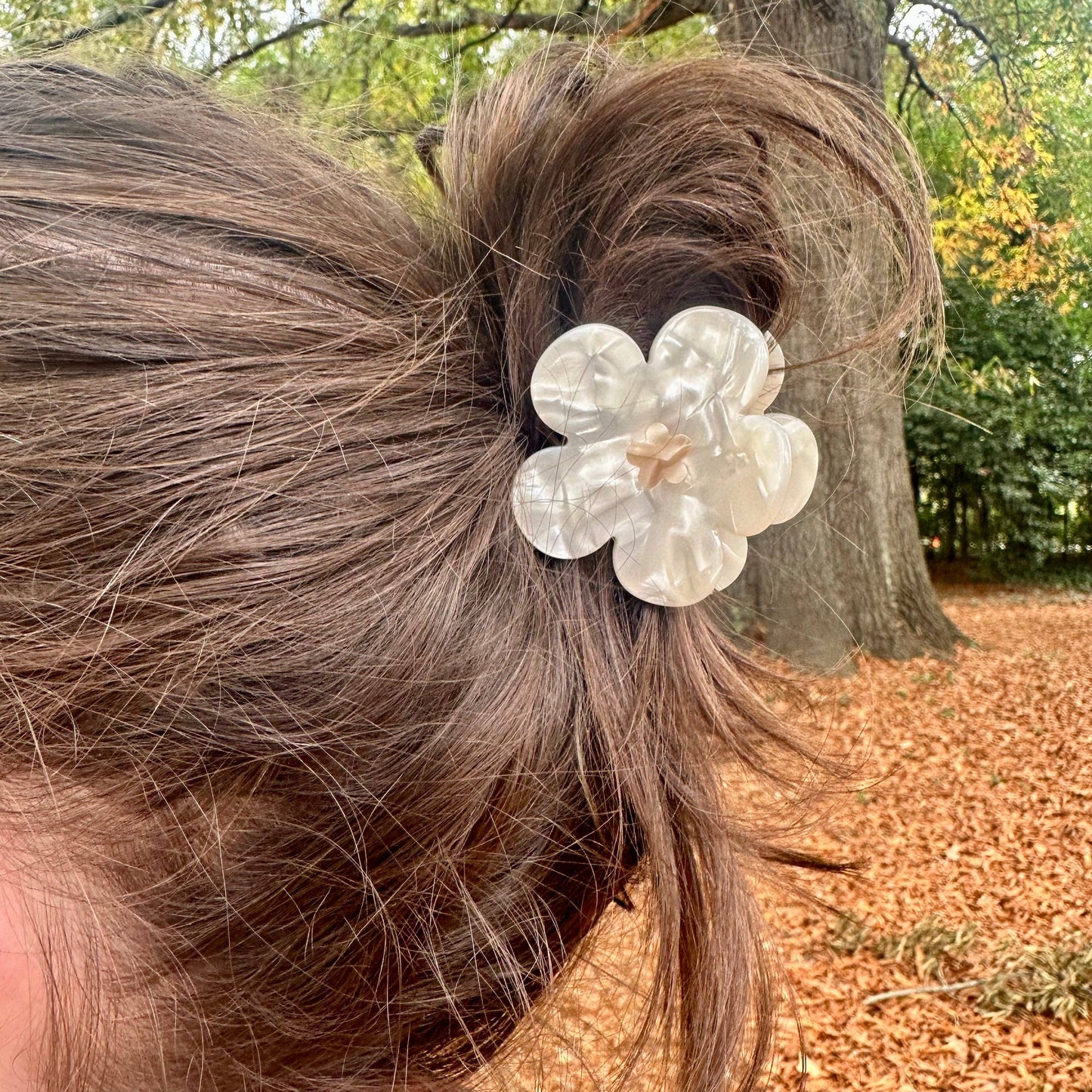 Durable acetate flower hair clips with a secure, comfortable grip. Stylish, lightweight, and available in vibrant and neutral tones—perfect for all hair types and any occasion.