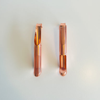 Stainless steel tea infuser for loose-leaf tea, designed for single-cup brewing. Available in Rose Gold and Yellow Gold finishes, durable, rust-resistant, and eco-friendly. Fine mesh design prevents loose leaves from escaping while ensuring full infusion.